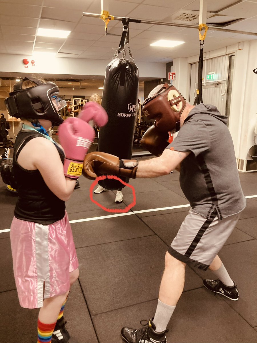 jespervarn's tweet photo. #Lucka11 i #FavoriterFrån2022 handlar om de gånger vi fått med kompisar att träna boxning. På bilderna @EngborgA @Nissvik @oxisnalle och (och det måste vara den sämsta boxningsbild vi fått till på nån av våra gäster) @helen_bolander
Det här är nåt jag vill fortsätta med 2023: https://t.co/Xup0BDO0GN