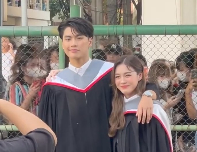 porr_patlnwza55's tweet photo. THIS IS THE CUTEST THING EVERR 
#OhmPawatGraduation https://t.co/RqGvQ9YJHZ