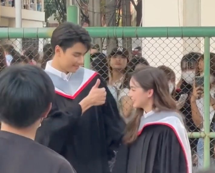 porr_patlnwza55's tweet photo. THIS IS THE CUTEST THING EVERR 
#OhmPawatGraduation https://t.co/RqGvQ9YJHZ