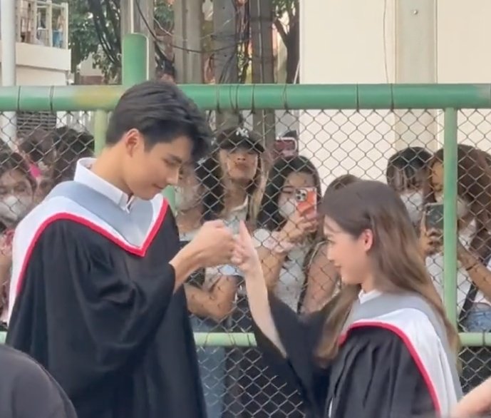 porr_patlnwza55's tweet photo. THIS IS THE CUTEST THING EVERR 
#OhmPawatGraduation https://t.co/RqGvQ9YJHZ