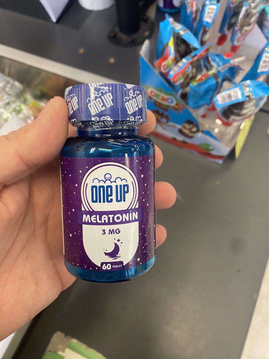 Melatonin, marketlerde gelişigüzel satılmaya başlanmış.. Bu durumun bazı sakıncaları var:
I.Hassas gruplarda kullanımı (çocuk, gebe,yaşlı)
II.Bazı hastalıklarda kullanımı (epilepsi,demans vb)
III.Yan etkiler  
IV. Uzun dönem sonuçları belirsiz 
V. Altta yatan hastalık atlanabilir