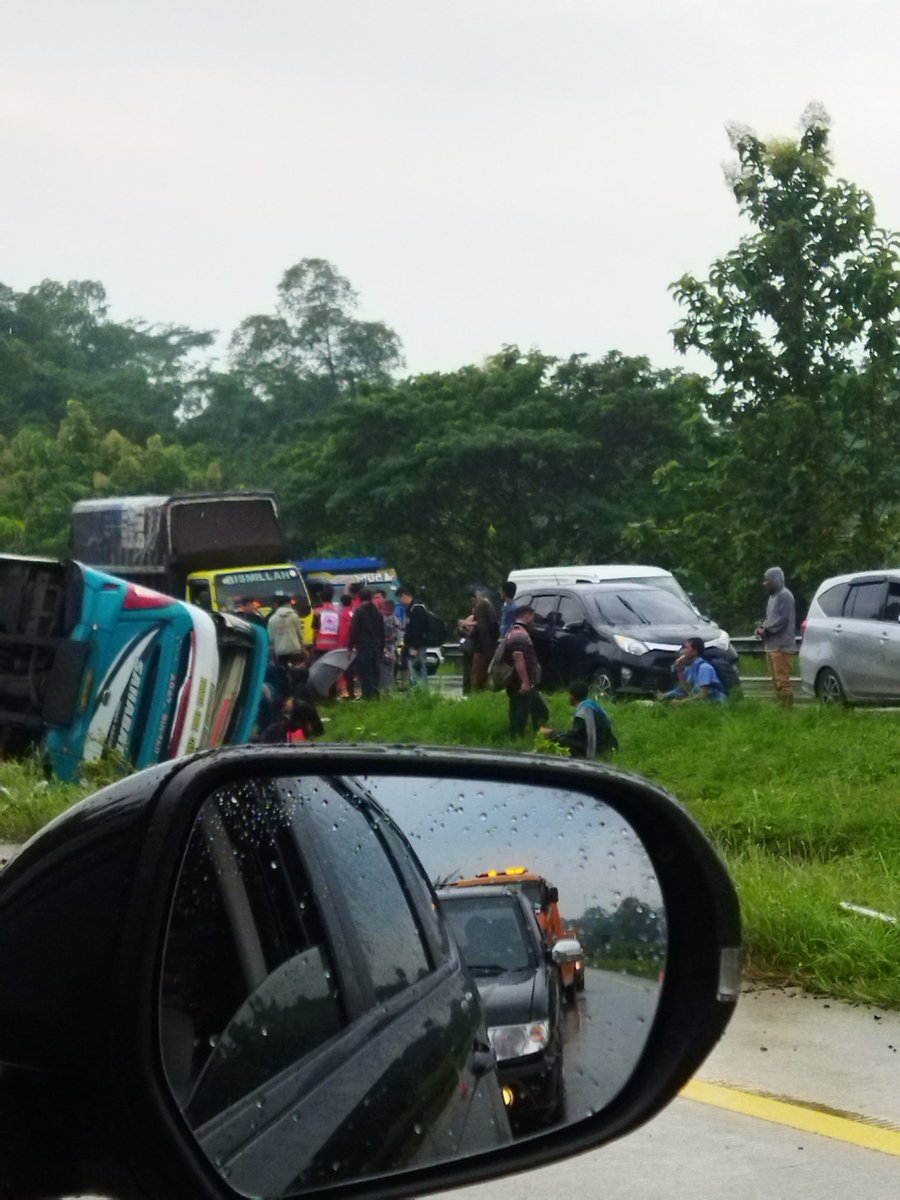 ernvs's tweet photo. @RadioElshinta kecelakaan di Tol Cipali KM 102 arah Cirebon. https://t.co/vDIdfgBZtJ