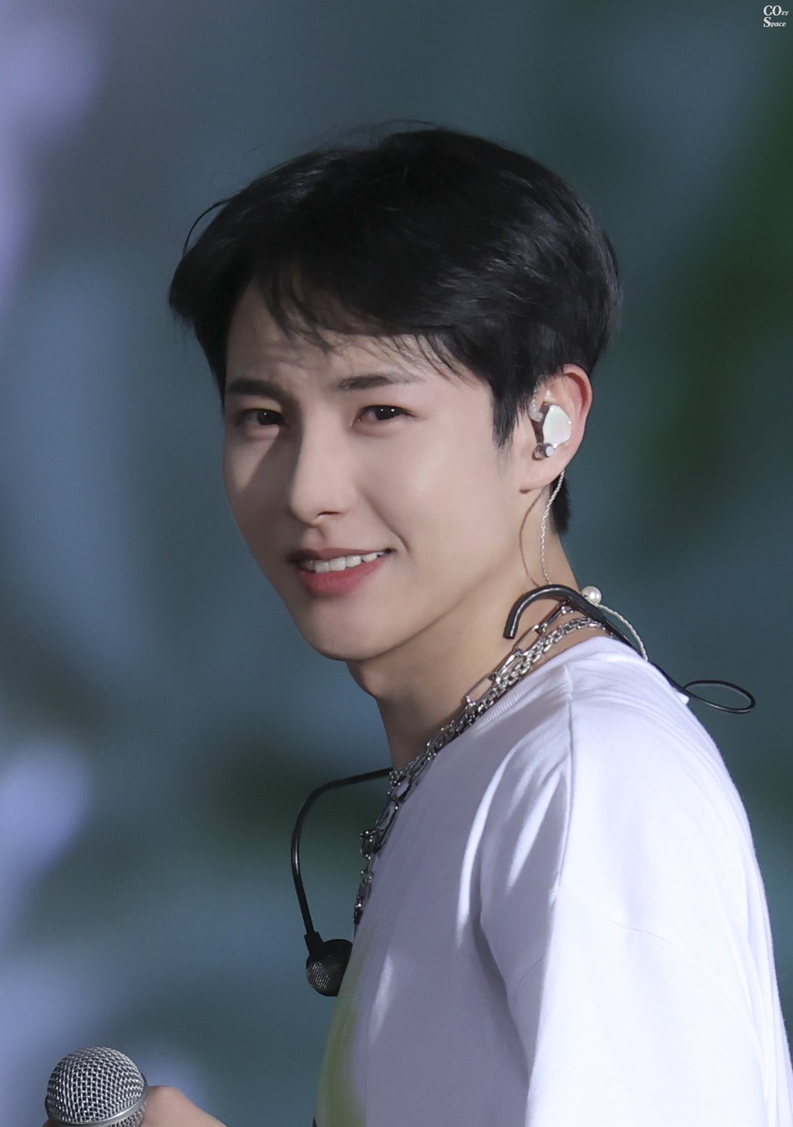 Ren on twitter huang renjun is so handsome https t co anyouudtff