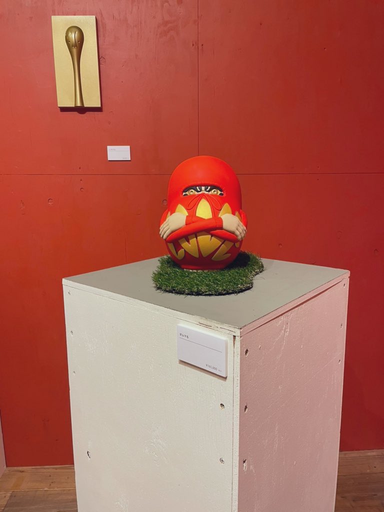 tomtom0027's tweet photo. 先輩の個展へ。
道中の黒猫。
よき展示でした。 https://t.co/VHyo0FOpny