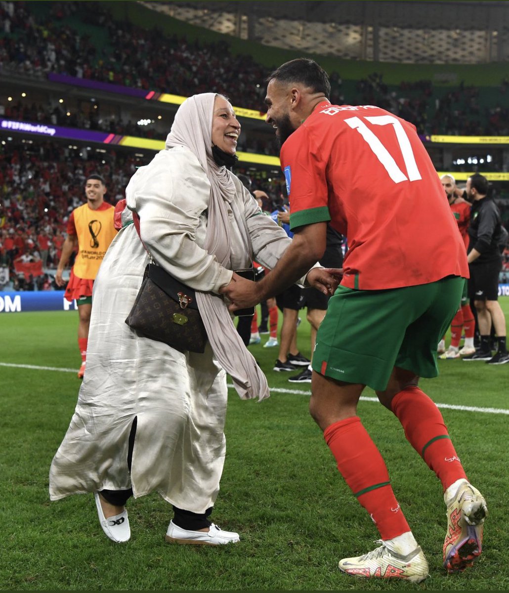 OGAA_NSHO's tweet photo. Laacibka yurubiyaanka ah markuu guulaysto wuxuu garoonka keenaay saaxiibtii ( xaalado dhif ah markii laga reebo )  laakiin bulshadeena muslimka ah hooyada ayadaa ka horayso wax walba . https://t.co/OCNqkRr0mc