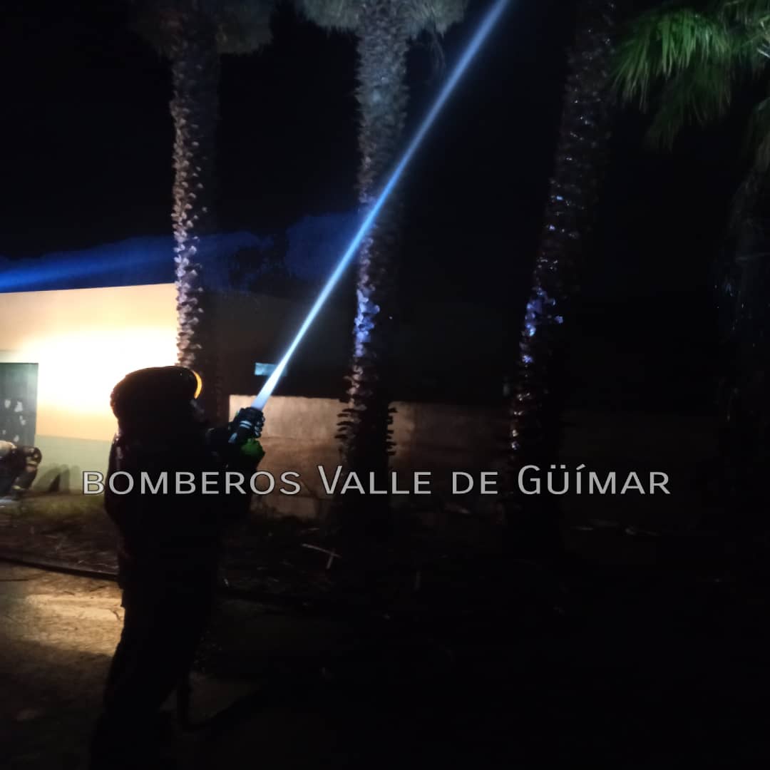 BomberosGuimar's tweet photo. Esta mañana fuimos activados por la Central de Coordinación de @BomberosTf por un incendio que afectó a varias palmeras, dejando sin electricidad a varios vecinos de la zona.

#bomberosvalledegüímar https://t.co/ArcwkaL4eW