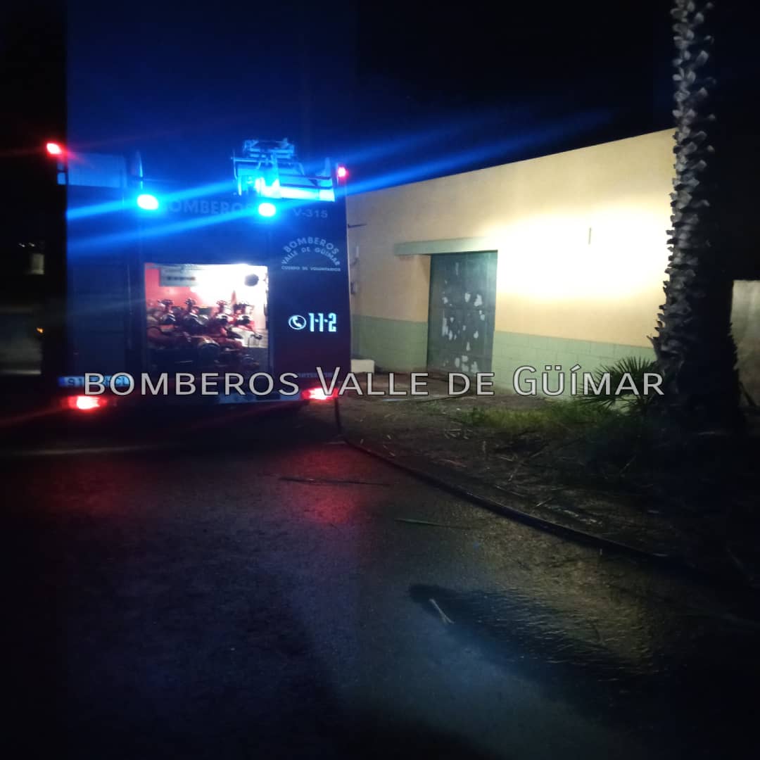 BomberosGuimar's tweet photo. Esta mañana fuimos activados por la Central de Coordinación de @BomberosTf por un incendio que afectó a varias palmeras, dejando sin electricidad a varios vecinos de la zona.

#bomberosvalledegüímar https://t.co/ArcwkaL4eW