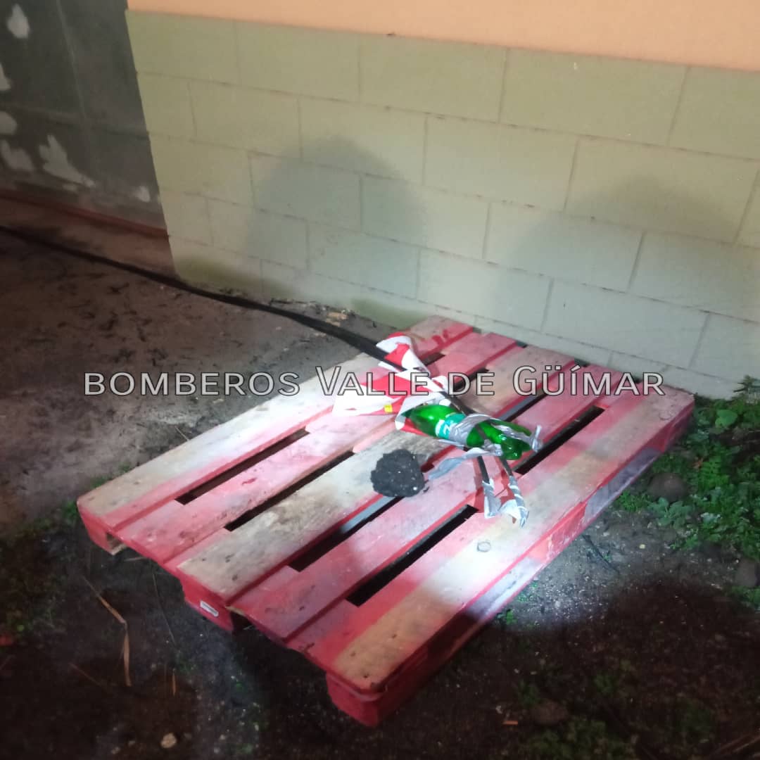 BomberosGuimar's tweet photo. Esta mañana fuimos activados por la Central de Coordinación de @BomberosTf por un incendio que afectó a varias palmeras, dejando sin electricidad a varios vecinos de la zona.

#bomberosvalledegüímar https://t.co/ArcwkaL4eW