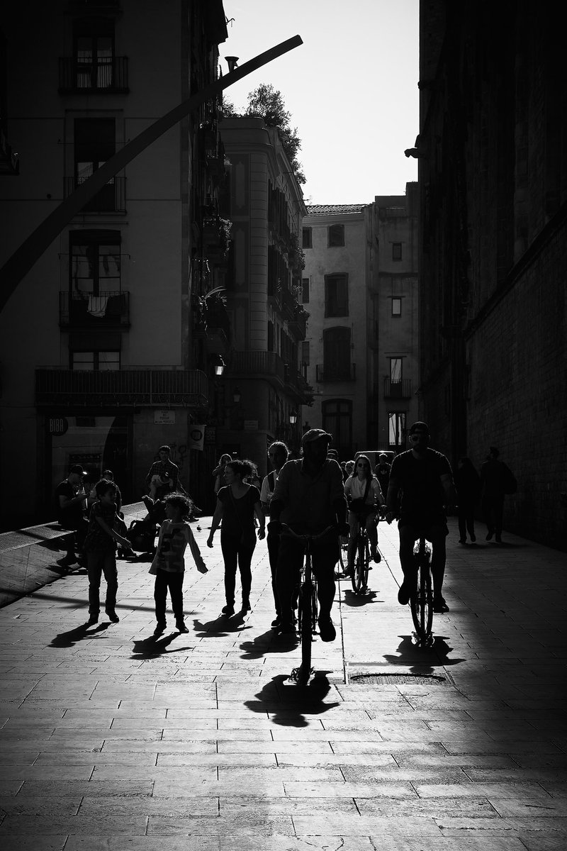 Battalion of shadows 📸 Fujifilm X-T4 📷 Fujinon XF 35mm F2 R WR ⚙️ ISO 160 - f/8.0 - Shutter 1/1600 #barcelona #city #street #streetphotography #urban #urbanphotography #storytelling #bicycles #shadows #silhouettes #photooftheday #photographer #photography #blackandwhite