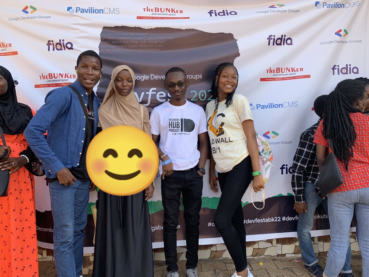 _designbyaishah's tweet photo. #devfestabk22   #DevFest
I actually planned on talking to people but I didn't even stand up from where I was sitting down omoorr 🥺. I was really shy and scared but at least I tried, I got to take a picture with @jejefolorunso who happened to be one of my favourite speaker. https://t.co/JSm7X0N1iK