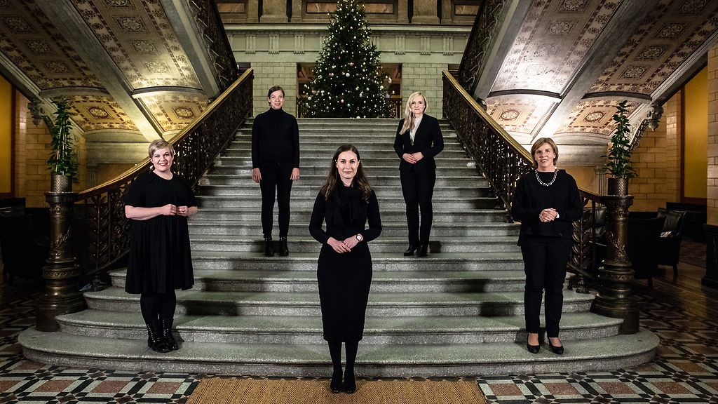 Kansanrintamahallituksen huippuhetket

-Lapsia ohjeistetaan paskomaan pussiin
-Huoltovarmuus tuhottu
-Omavaraisuus tuhottu
-Maatalous alasajettu
-Lapsiperheiden joulu peruttu
-Kansa ei kykene lämmittämään torppiaan
-Sote tuhottu

Otetaanko vielä toinen erä sosialismia?