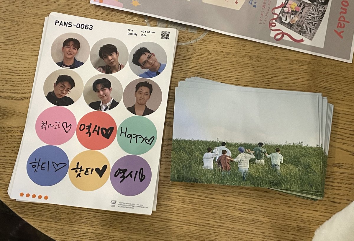 2pm_music's tweet photo. 공연장에서 나눔이 불가능하다고 판단되어, 1층 할리스 카페에 두었습니다. 최대한 많은 분들이 가져가실 수 있게 한 장씩만 가져가주시길 바랍니다! https://t.co/onYzxqbVtP