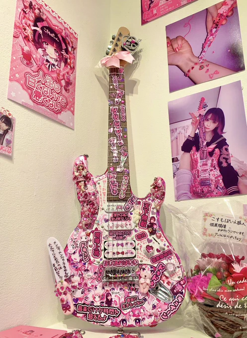原宿デザインフェスタギャラリーでは、こすもぱいん さんの #人生は甘くないけど悪くない展 も堪能。

むせかえるような情報量と多彩な表現で、でたいへん見応えありました🎀
ひとつひとつの「言葉」もとても良い… 