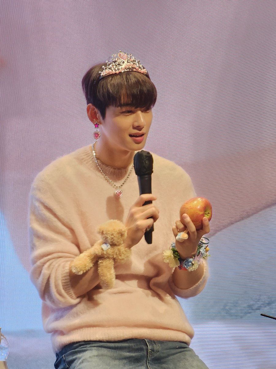 SolomonEunWoo's tweet photo. 블링블링 백설공주~
팬사 핫템 드디어 장착!
#차은우 #매거진팬사 #오늘도차이링
#차랑해 #아스트로 #ASTEO
#chaeunwoo https://t.co/2Vy5ZQvjgl