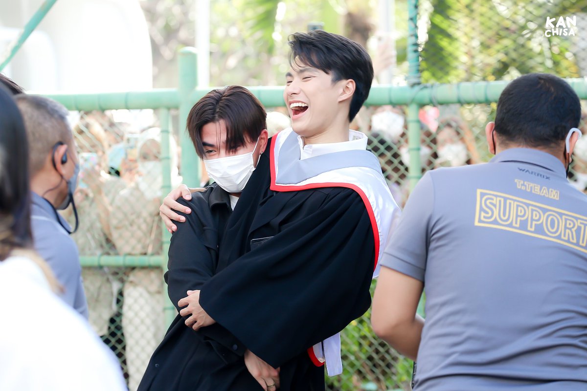Kanchisaaa's tweet photo. ตอนเพิ้ดอุ้มภวัตโคตรน่ารักเลยยย​ :)

#perthppe
#ohmpawat​ 
#OhmPawatGraduation https://t.co/UToHuFqfZP