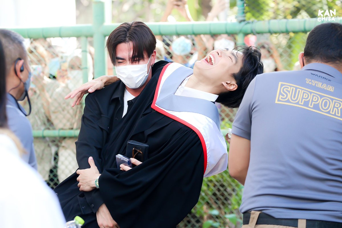 ตอนเพิ้ดอุ้มภวัตโคตรน่ารักเลยยย​ :)

#perthppe
#ohmpawat​ 
#OhmPawatGraduation