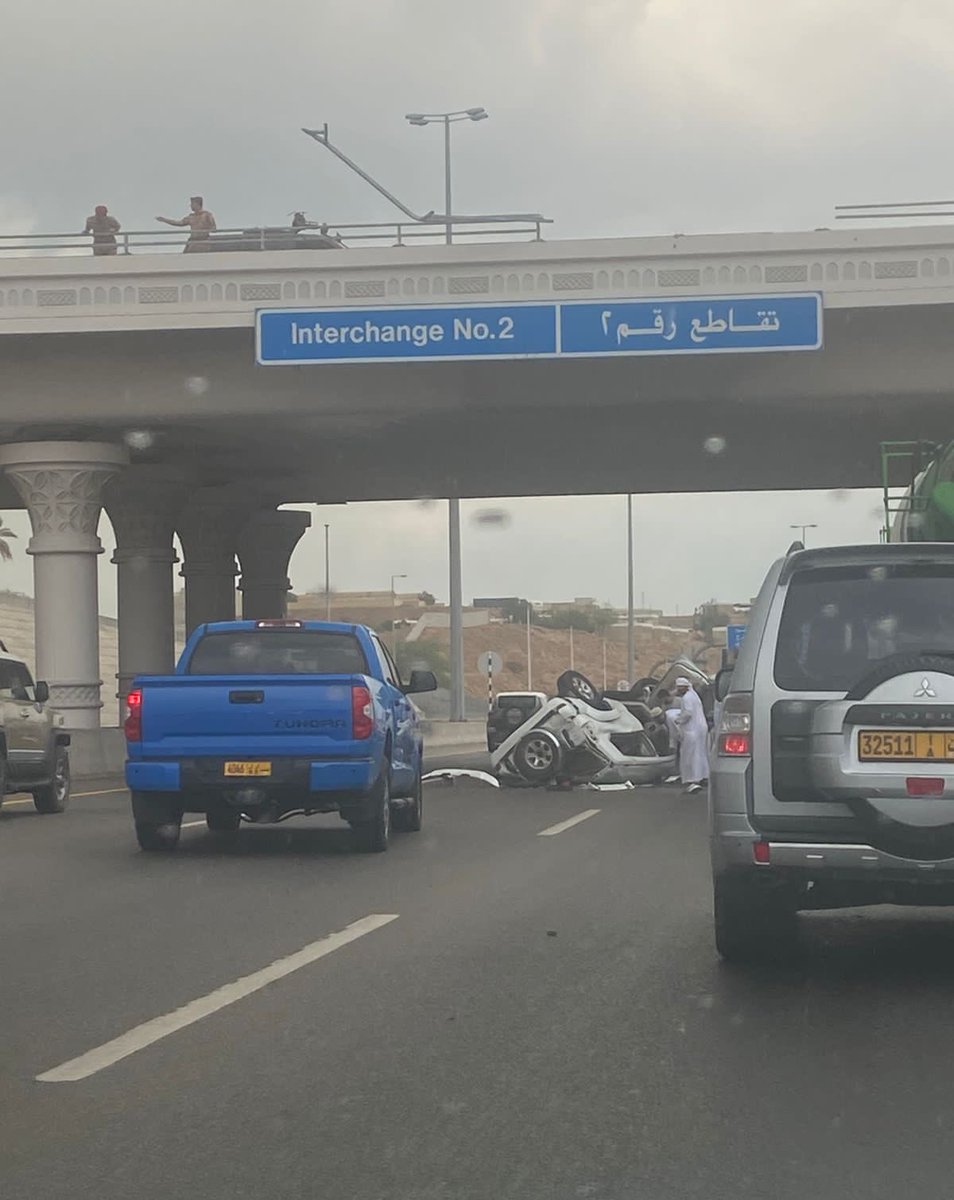 almarsd_news's tweet photo. حادث سقوط سيارة من على الجسر بمدينة السلطان قابوس. https://t.co/vVV8Sxsu4z