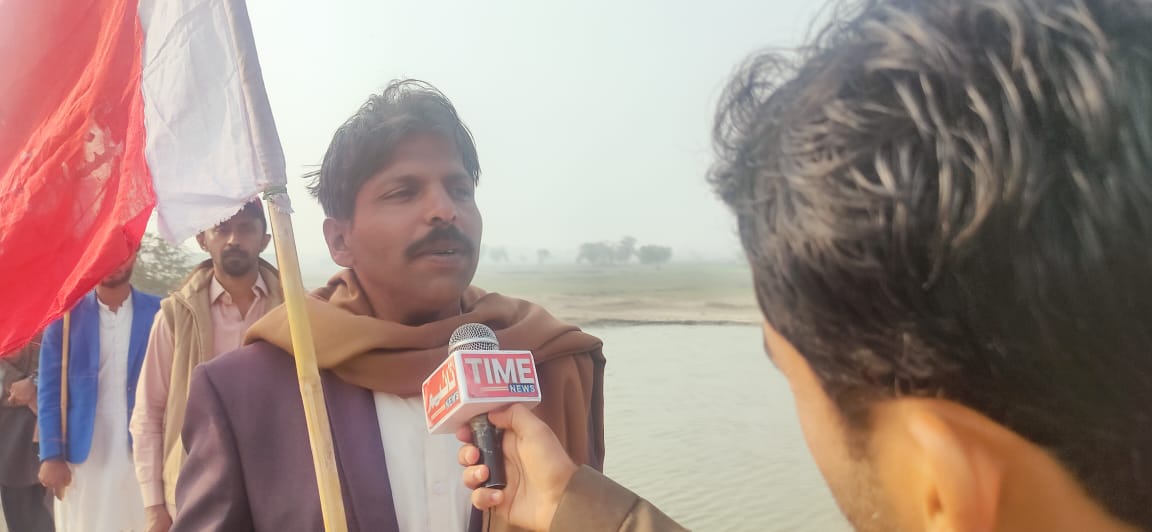 BThalho's tweet photo. Comrade Faiz Keeryio then in Floods of 2011 &amp; now in 2022
#SindhRehabilitationMarch https://t.co/b3UGJyHWFZ