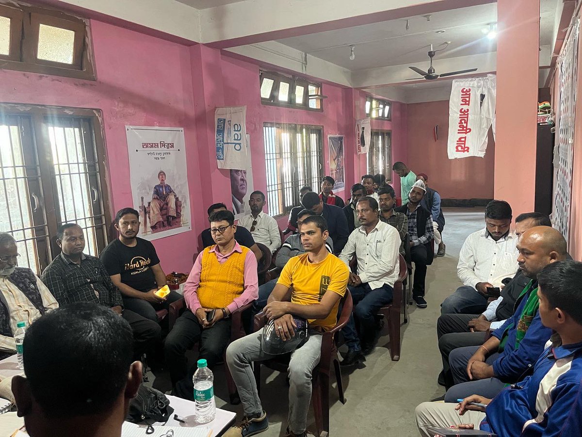 lakhimpur_aap's tweet photo. আজি লক্ষীমপুৰ জিলা কার্যালয়ত কর্মকর্তা সকলৰ সভা
অনুষ্ঠিত কৰা হয় ।
এই সভাত উপস্থিত আজি 'আপ' অসমৰ ৰাজ্যিক নেতৃবৰ্গ ক্ৰমে ব্জাৰবম কুটুম, আৰু নৱজ্যোতি চেতিয়া উপস্থিত থাকে।
আম আদমি হৈছে, প্ৰগতিশীল চিন্তাৰ শক্তি !!
#AAPRising
#AAP4Assam
#JoinAAPAssam https://t.co/61LnMLpYgm