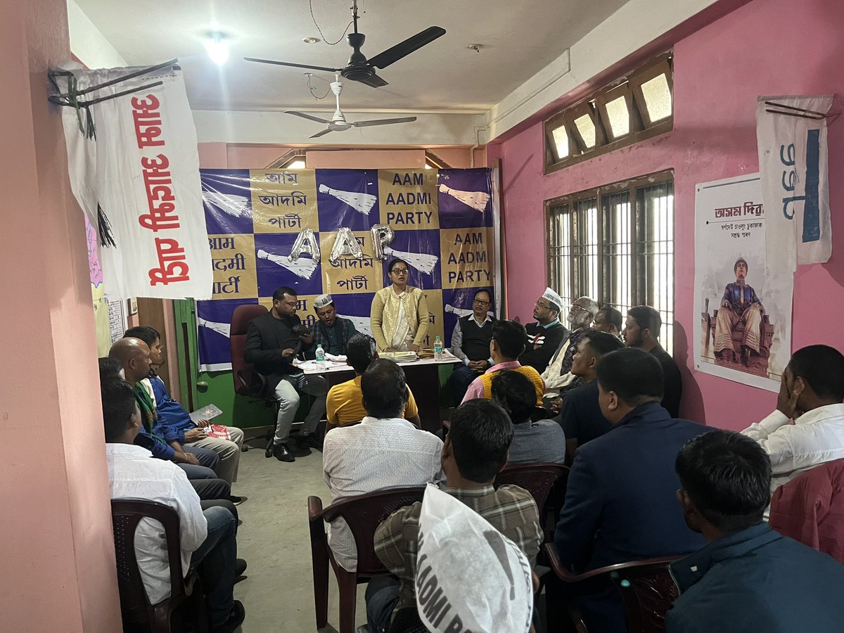 lakhimpur_aap's tweet photo. আজি লক্ষীমপুৰ জিলা কার্যালয়ত কর্মকর্তা সকলৰ সভা
অনুষ্ঠিত কৰা হয় ।
এই সভাত উপস্থিত আজি 'আপ' অসমৰ ৰাজ্যিক নেতৃবৰ্গ ক্ৰমে ব্জাৰবম কুটুম, আৰু নৱজ্যোতি চেতিয়া উপস্থিত থাকে।
আম আদমি হৈছে, প্ৰগতিশীল চিন্তাৰ শক্তি !!
#AAPRising
#AAP4Assam
#JoinAAPAssam https://t.co/61LnMLpYgm