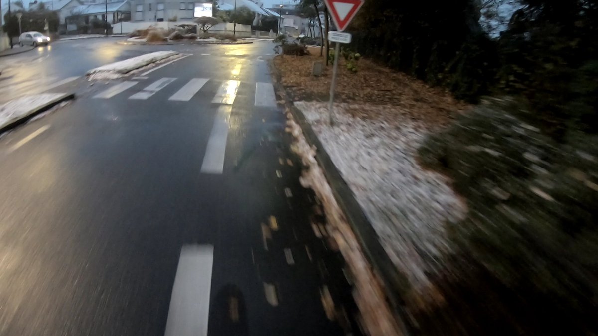 ludovelododo's tweet photo. Ambiance neige fondue ce matin pour le trajet  #velut à la boulangerie.
Pas grand monde sur la route, c'était cool. 
#orvault #Nantes https://t.co/6H7LuUm4QT