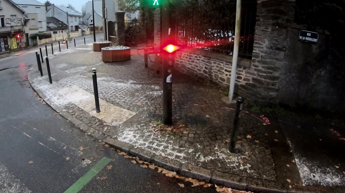 ludovelododo's tweet photo. Ambiance neige fondue ce matin pour le trajet  #velut à la boulangerie.
Pas grand monde sur la route, c'était cool. 
#orvault #Nantes https://t.co/6H7LuUm4QT