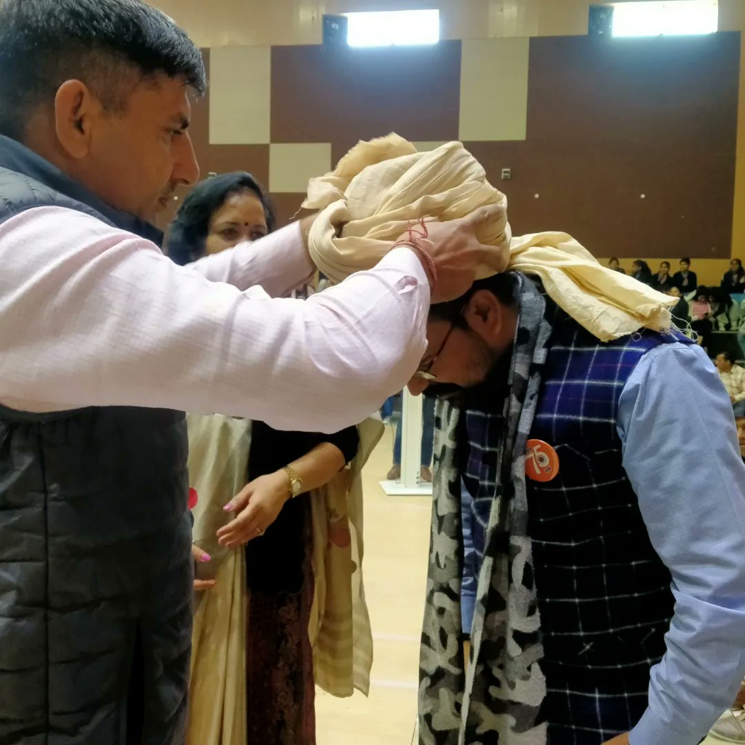Karishma0311's tweet photo. Bpsmv खानपुर में चल रहे नॉर्थ जोन इंटर यूनिवर्सिटी वुमन कबड्डी चैंपियनशिप में हरियाणा की सांस्कृतिक पगड़ी पहनाकर विश्वविद्यालय के उपकुलपति सुदेश छिक्कारा जी ने श्याम कुश्वाहा जी ( प्रांत संगठन मंत्री) व सूर्या प्रताप जी (सोनीपत विभाग संगठन मंत्री) का अभिनंदन  किया। https://t.co/0AxXmSG1Tk