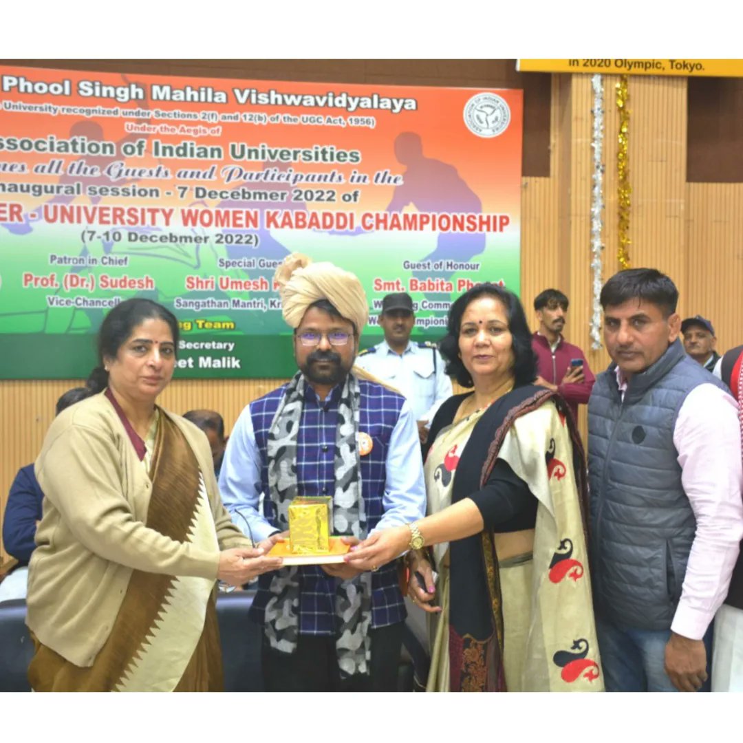 Karishma0311's tweet photo. Bpsmv खानपुर में चल रहे नॉर्थ जोन इंटर यूनिवर्सिटी वुमन कबड्डी चैंपियनशिप में हरियाणा की सांस्कृतिक पगड़ी पहनाकर विश्वविद्यालय के उपकुलपति सुदेश छिक्कारा जी ने श्याम कुश्वाहा जी ( प्रांत संगठन मंत्री) व सूर्या प्रताप जी (सोनीपत विभाग संगठन मंत्री) का अभिनंदन  किया। https://t.co/0AxXmSG1Tk