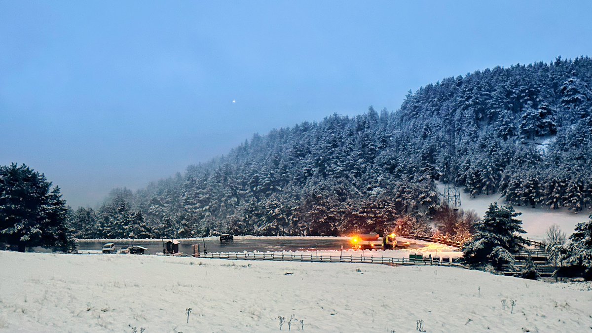 kaikuland's tweet photo. Buenos días.
Carreteras limpias pero se recomienda ir con cuidado. 
Ha nevado por la noche acumulando hasta 11cm en zonas medias/altas. Después llovizna humedeciendo la nieve en todas las cotas. Mala visibilidad, precaución.@112cmadrid @GeraRescate @PN_Guadarrama https://t.co/IVL6pQDtFX