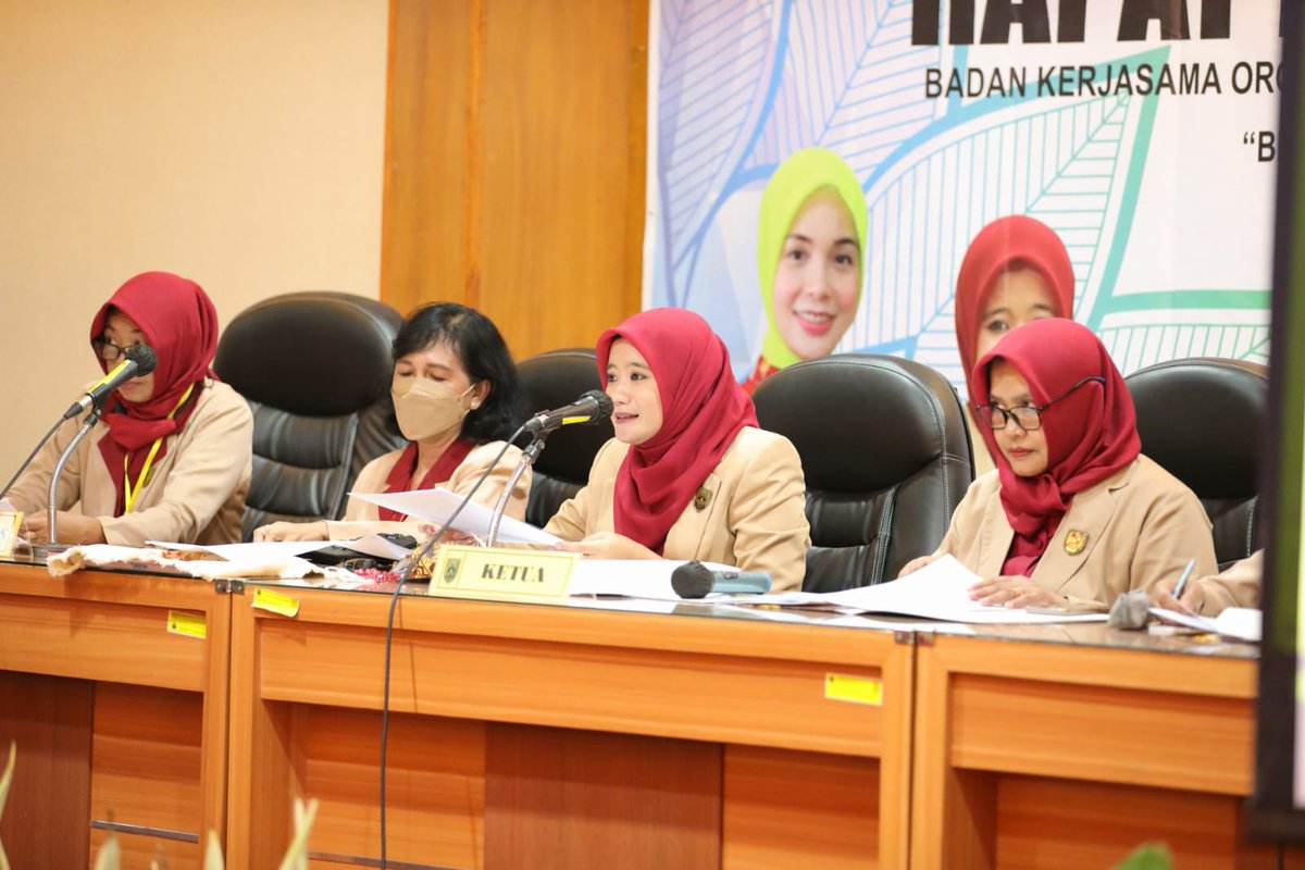 IjoKuluk's tweet photo. Rapat paripurna XI BKOW yang digelar di Aula Cendrawasih Kesbangpol itu, dihadiri juga oleh Ketua Dewan Penasehat BKOW Jateng Siti Atikoh.
#NingNawal #GusYasin #PanglimaSGN
#SantriGayengNusantara #SGNbaiz
#WagubJateng #TajYasinMZ
@TajYasinMZ https://t.co/TtOCG1meKF
