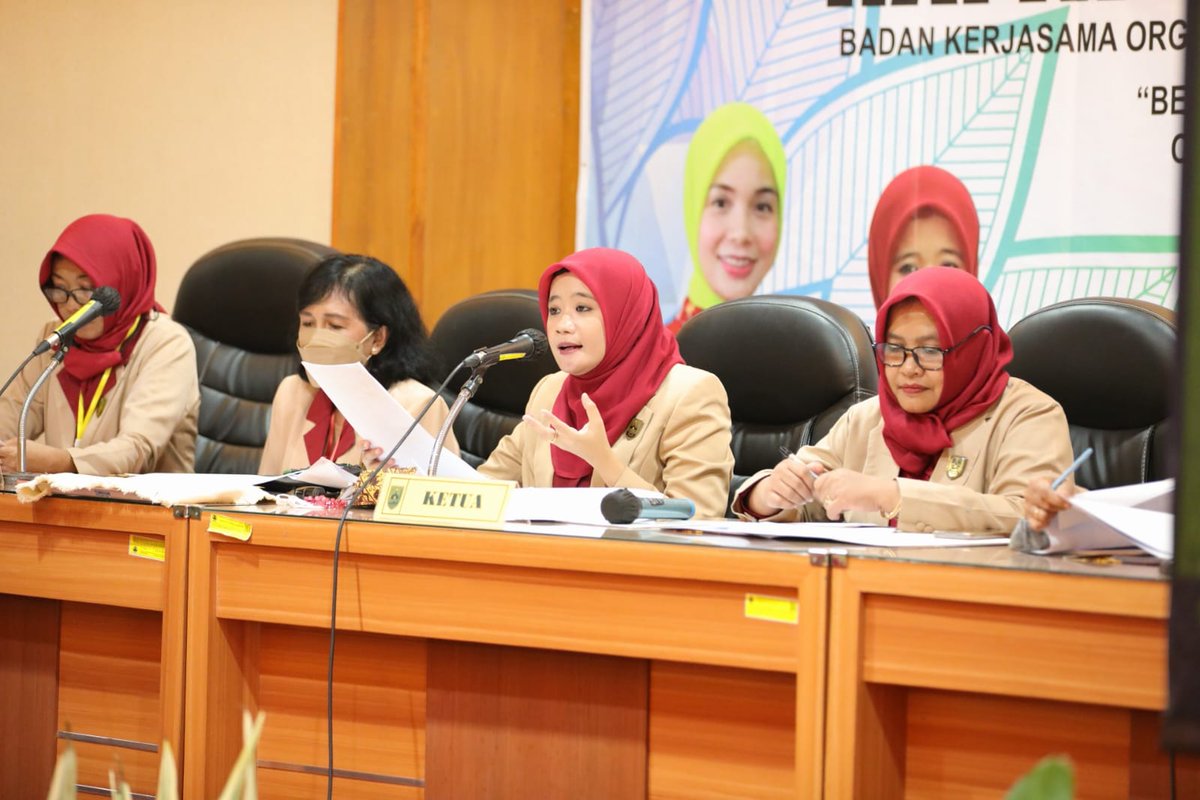 IjoKuluk's tweet photo. Rapat paripurna XI BKOW yang digelar di Aula Cendrawasih Kesbangpol itu, dihadiri juga oleh Ketua Dewan Penasehat BKOW Jateng Siti Atikoh.
#NingNawal #GusYasin #PanglimaSGN
#SantriGayengNusantara #SGNbaiz
#WagubJateng #TajYasinMZ
@TajYasinMZ https://t.co/TtOCG1meKF
