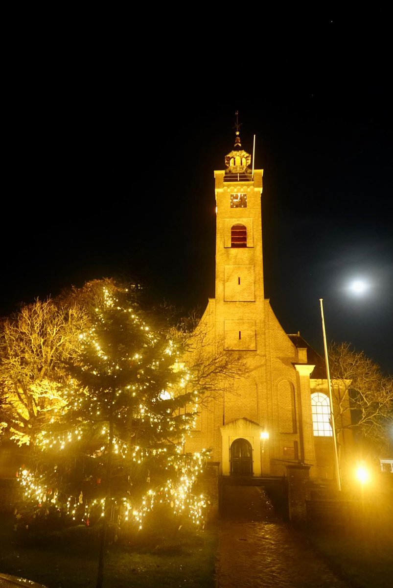 Er staat weer een échte kerstboom bij de kerk van Burgh! Door inwoners van Burgh gekapt in Nieuw-Haamstede. Met hulp van Braber groen geplaatst en verlicht. Versierd door de kinderen uit het dorp. #gemeenschapszin #trotsopmijndorp #streekholder #kerst