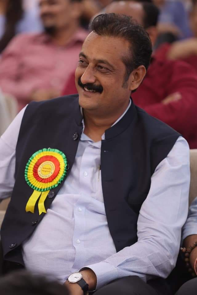 ખબર નથી પડતી આ માણસ કેમ હારી શકે!
વિધાનસભામાં એવો એક પણ મુદ્દો નહીં હોય જેની ઉગ્ર રજુઆત આ હાવજ એ ના કરી હોય
5 વર્ષ સતત ગરીબો-પીડિતો-શોષીતો માટે લડ્યા છે ભાઈ @Ambarishdermla 
એ વિસ્તાર ની જનતા બદનસીબ છે જેણે આ હિર ને ખોઈ નાંખ્યું
આશા છે કંઈક મોટું અને સારું હશે નસીબ માં <a href="/INCIndia/">Congress</a>