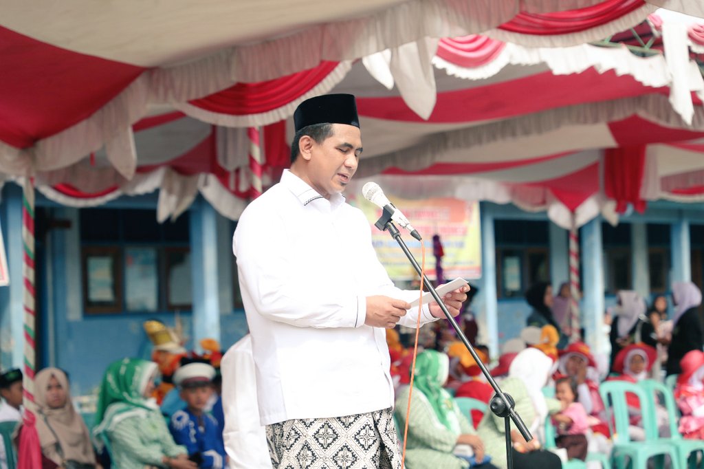IjoKuluk's tweet photo. Gus Yasin : Dengan harapan dari olahraga ini muncul atlet maupun para seniman. Para kader atau adik-adik yang menjunjung tinggi sportivitas kejujuran dan kebersamaan.
#GusYasin #PanglimaSGN #SantriGayengNusantara #SGNbaiz #TajYasin #WagubJateng @TajYasinMZ https://t.co/FHB0ayEVBu