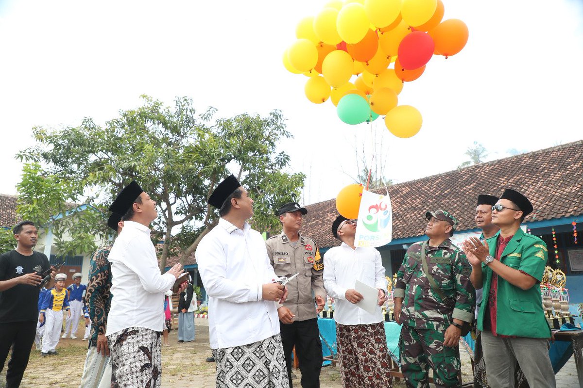 IjoKuluk's tweet photo. Gus Yasin : Dengan harapan dari olahraga ini muncul atlet maupun para seniman. Para kader atau adik-adik yang menjunjung tinggi sportivitas kejujuran dan kebersamaan.
#GusYasin #PanglimaSGN #SantriGayengNusantara #SGNbaiz #TajYasin #WagubJateng @TajYasinMZ https://t.co/FHB0ayEVBu