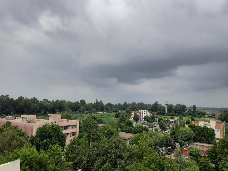 tv27cg's tweet photo. देश के कुछ हिस्सों में आए तूफान मैंडूस की वजह से प्रदेश में मौसम का मिजाज बदल गया है। राजधानी रायपुर समेत आस-पास कई क्षेत्रों में कल से बादल छाए हुए हैं।
#Weathercloud #MandusCyclone #WeatherUpdate #chhattisgarh #raipur https://t.co/cLuj0eGJHR