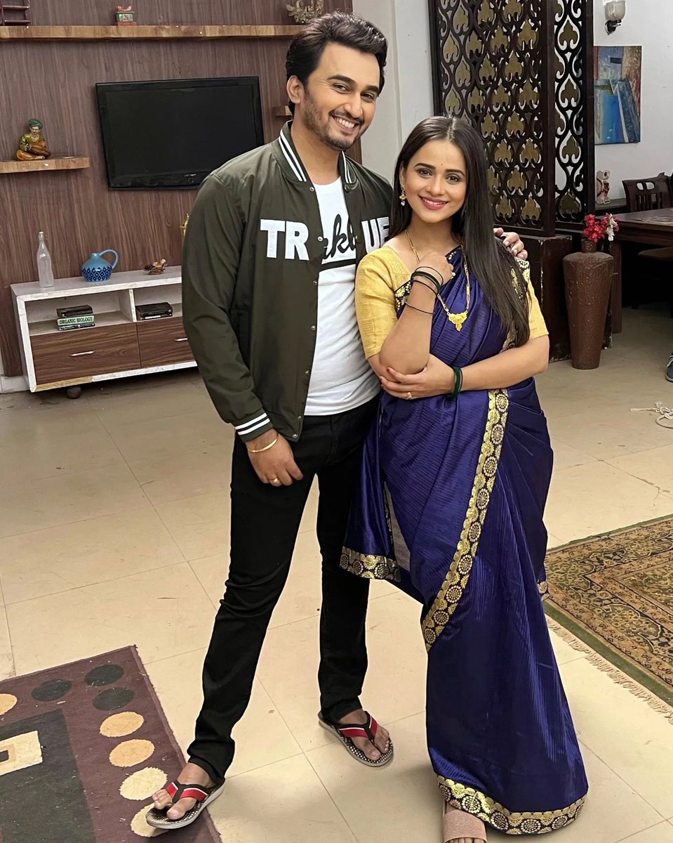team_vikaspatil's tweet photo. Congratulations😍 &amp; Best Wishes @Vikaspatil1982 Sir &amp; #MadhuraJoshi Tai for New Film✨
खूप खूप प्रेम 😘💕
Excited To Meet You Saurabh &amp; Vaishnavi 🙌❤️
-
- 
#vikaspatil #madhurajoshi
#new #beginning #artist #coartist #filmmaker #filmy #devtionalfilm #goddess #blessings #grateful https://t.co/40RU8Po1Ui