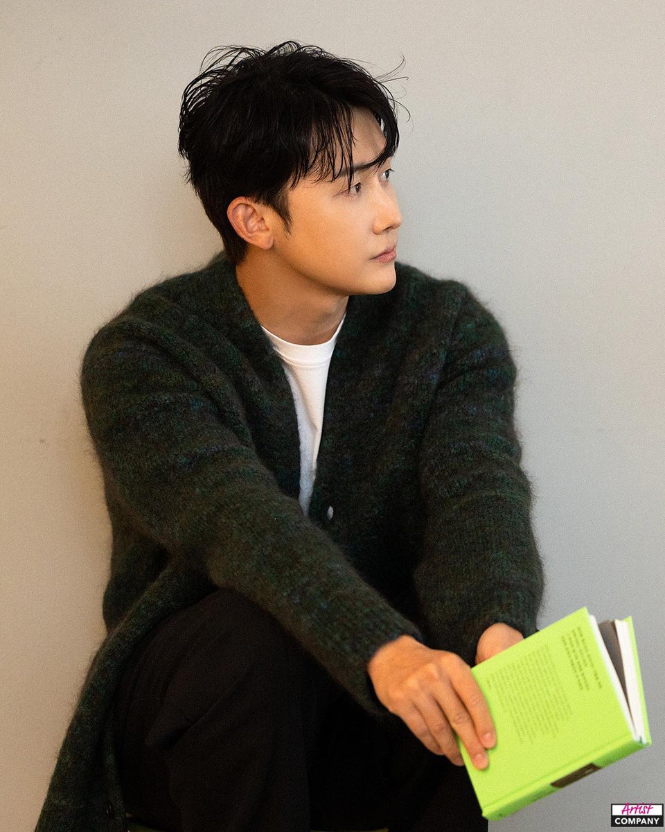 junhankirn's tweet photo. Same bookworm but closer look. #Littor #릿터 #민음사 https://t.co/ZQ4kMRkrSV