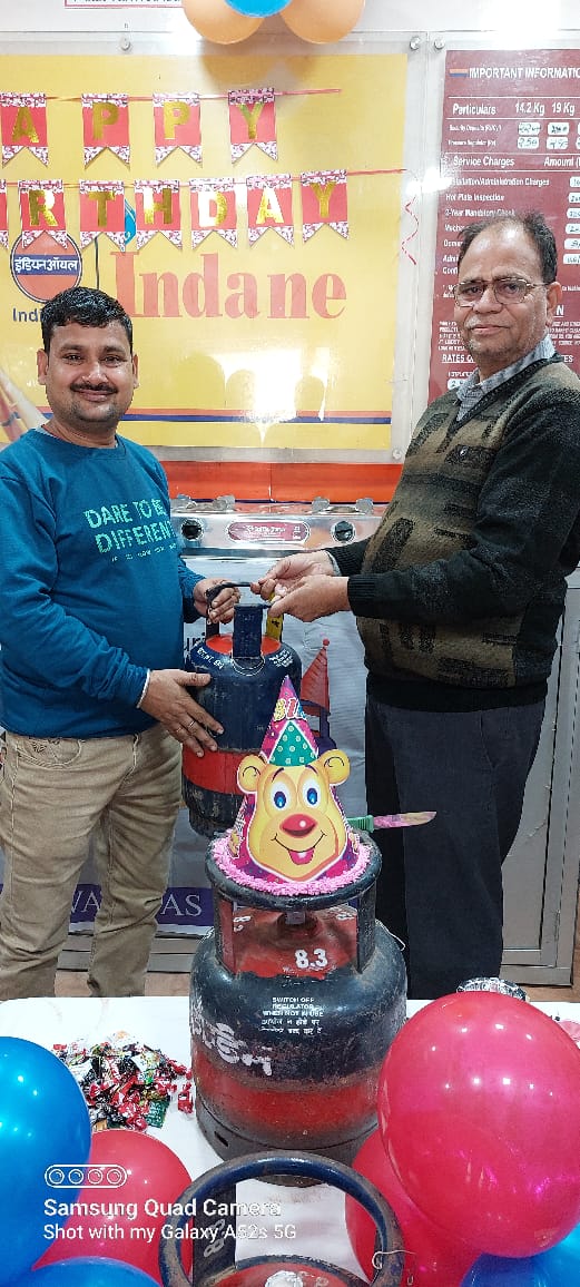 IoclAgraIDO's tweet photo. Celebrating 2nd Birthday of #Chhotu at M/s Vrindavan Gas with our esteemed customers under Mathura 1 LSA @Shyamal35759390 @IndaneMathura @ioclupso2 https://t.co/oOe9GaMPjI