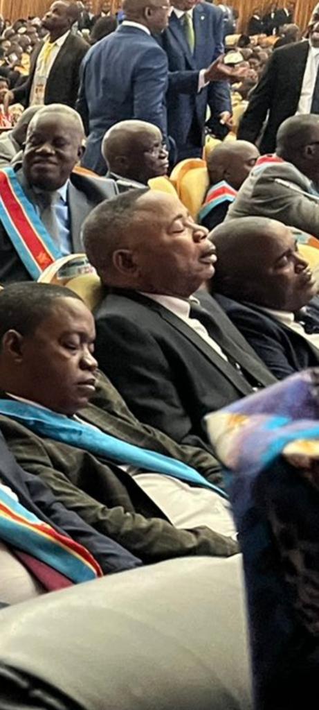 Kitwachris2's tweet image. Avec ça comme parlementaire est-ce que notre pays vas allez de l'avant ?? Posez vous la question !