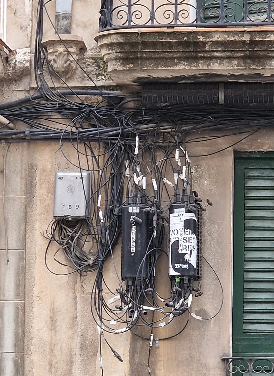 jordimiserachs's tweet photo. Malmetre les façanes d'aquesta manera és una vergonya.
Algú haurà de parar a les operadores. https://t.co/dzdpgTMUbl
