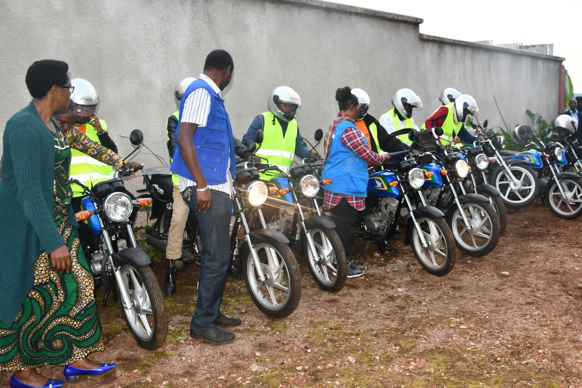 MiniJusticeBdi's tweet photo. Kuri uyu Wa gatanu ig. rya 9 kigarama 2022, Nyakubahwa @TNcutinamagara, Umwunganizi w’umushikiranganji wa @GenreMinistere yarashikirije ibikoresho vyo kwiyunguruza bigizwe n’amamoto 9 y’abakozi b’ubwo Bushikiranganji bakorera mu ntara no mumakomine yose agize @MuyingaProvince. https://t.co/0uW4Hy0WiG