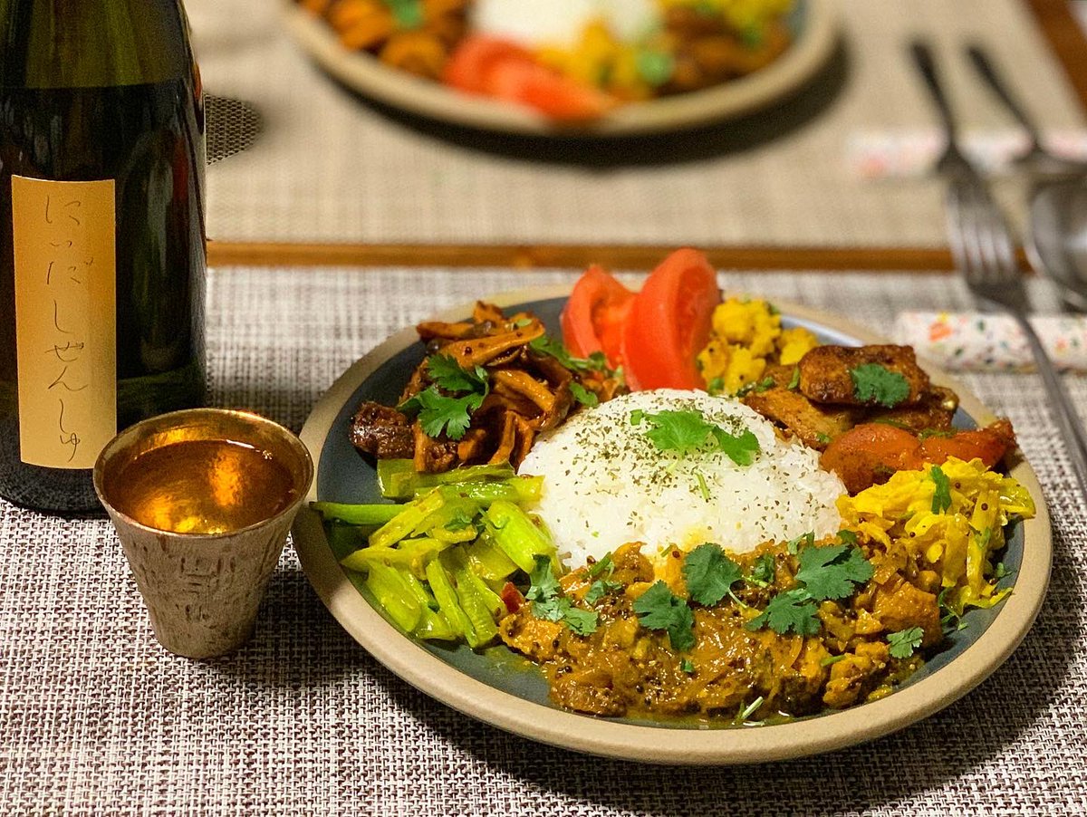 shokou5's tweet photo. カレ活 3 日目は 鱈の マスタードフィッシュカレーに 豚トロの チョエラを 追加．しめじとエリンギの アチャール，小松菜の サーグ，南インド風ポテトマサラ，キャベツのトーレンを そえて．ガイアを 凝縮した カレーには にいだしぜんしゅ 純米 90 が よく にあう．濃醇…！
#いーじまはすーりや https://t.co/8kTALbVZno