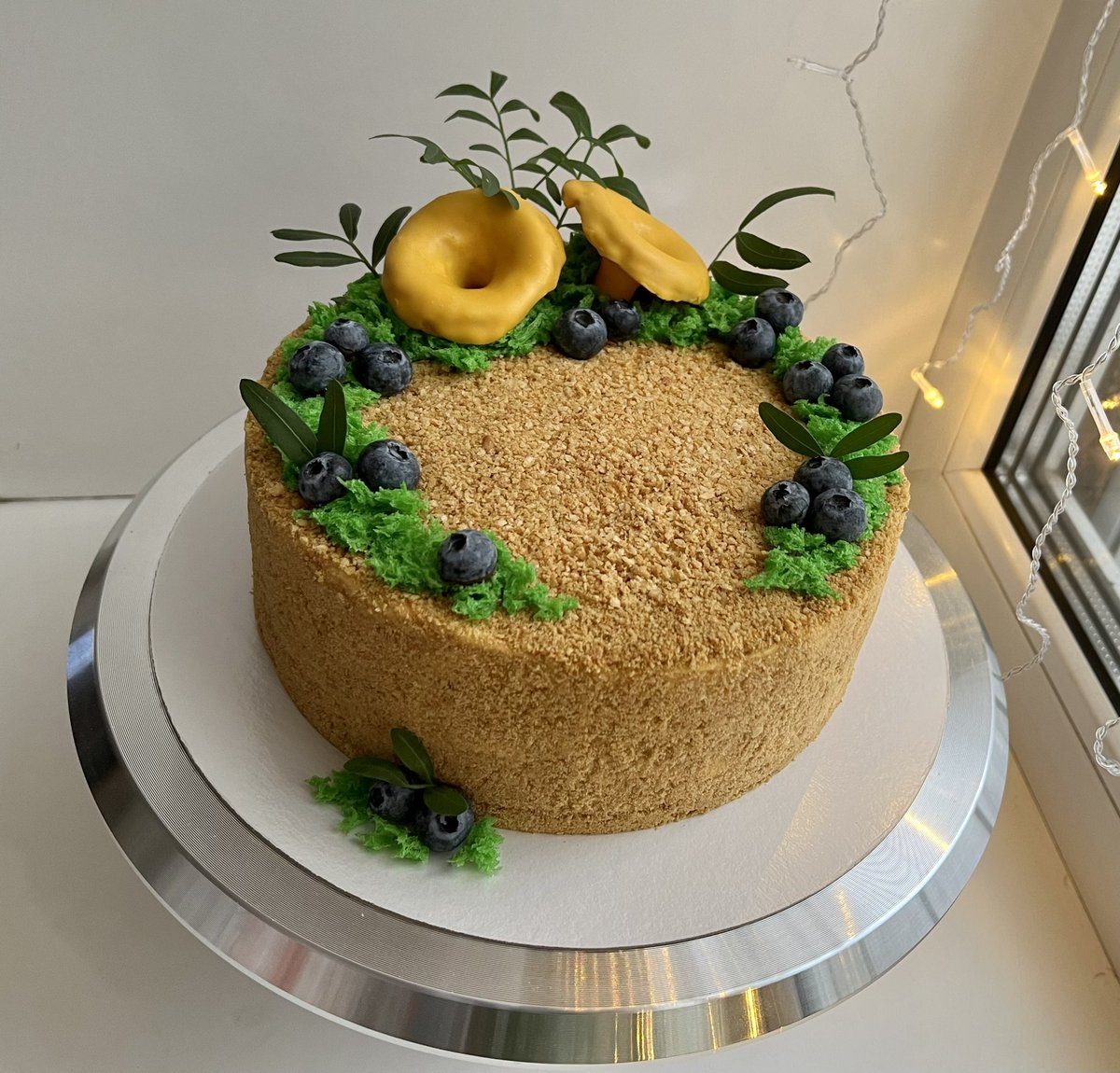 - Ань, у <a href="/Chanterelle_LA/">Chanterelle_LA</a> будет день рождения, сможешь сделать торт?
- Ни слова больше! 
(Chanterelle - в переводе гриб-лисичка) ☺️
Нина, с днём рождения! 🥳🥳🥳