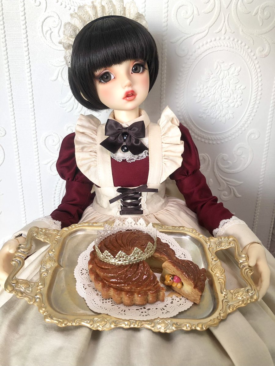 NorNorichoru's tweet photo. 【ドルパ48販売作品】
ガレット•デ•ロア
樹脂粘土製(王冠紙製)
推奨サイズSD〜SDGr
直径約7.5㎝×最大高さ2.5㎝
ホール(月桂樹•太陽)各1個
フェーブ入りカット各1個
フェーブは取り外し可能。
(パイかすつき☆)
愛し子様と新年のお祝いいかがですか?
#ドルパ_ディーラー
#raspberrymist https://t.co/QVgAAYJZwc