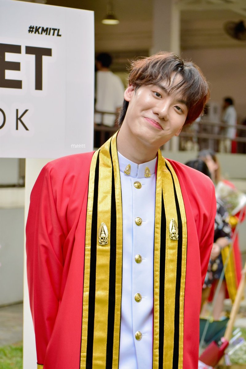 ยินดีด้วยนะค้าบบบบ🎉🎉🎉

#rocketbangkok #gangrocket 
#pluemtyst #brightthanapon #guitarsnts #TYSTgraduation