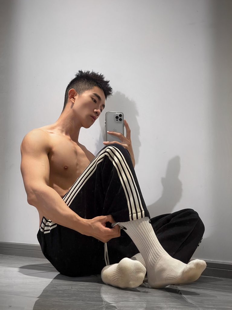 SomepigC's tweet photo. 为什么爱大臭脚？？ https://t.co/VrbQerns1S