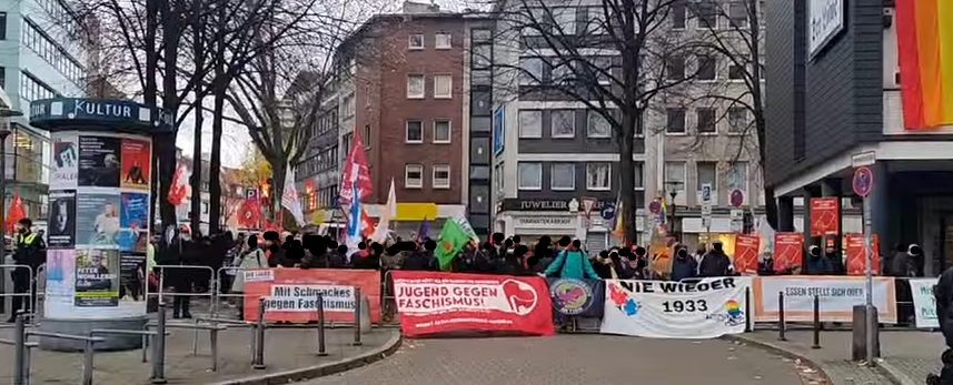 callmenico_tw's tweet photo. Gegenprotest 😊 #e1112 https://t.co/Ojdb3pjs04