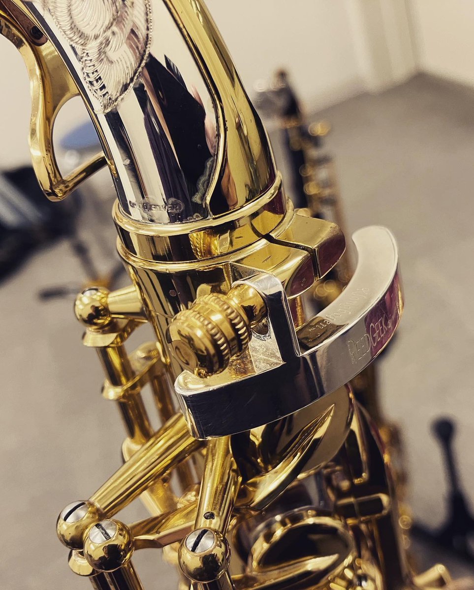 sax_a_gogogo's tweet photo. 楽器の色に合わせて3本ともKlangbogen＋ネックスクリュー

バリトンは他のYAMAHAバリトン個体と比べるとどうしても軽いので重めセットにしたくて東京行った時にサクソフォン・ラボで衝動買い💸

#YANAGISAWA
#SILVERSONIC
#SELMER
#SERIEⅢ
#BLACKlacquer
#YAMAHA
#YBS41Ⅱ 
#Klangbogen
#YanyBoostar https://t.co/bEBE8Pz9BC