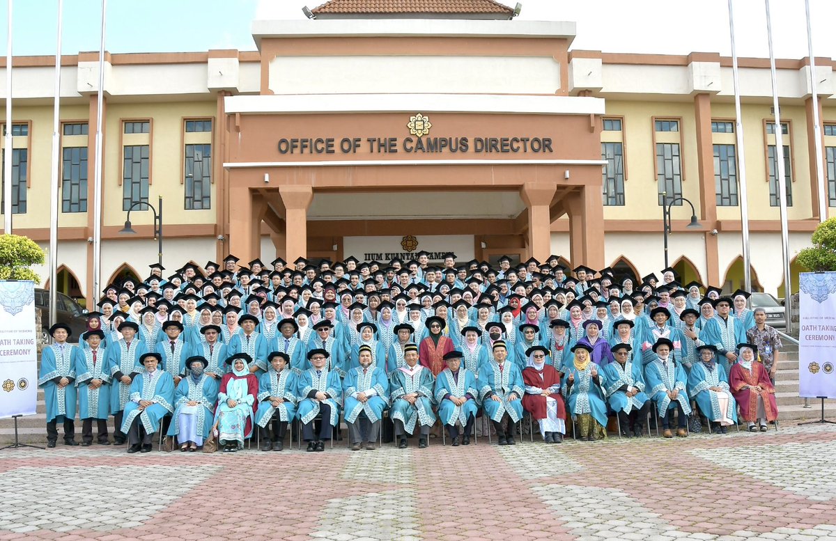 AliaAbdRahman's tweet photo. Alhamdulillah, after 5 years of peaks &amp; troughs, heaven &amp; hell 👩🏻‍🎓👩🏻‍⚕️🥳 https://t.co/FFKCAkOGGI